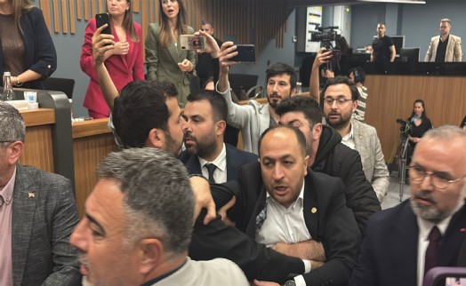 Büyükşehir'de tansiyon tavan yaptı: Meclis üyeleri birbirinin üstüne yürüdü!