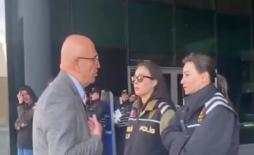 CHP'li Tanal, Üsküdar Belediyesi'ne girişleri kapatan polislerle tartıştı!