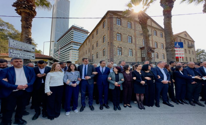 CHP'li belediye başkanları Meslek Fabrikası önünde; İzmir Marşı'nı söylediler