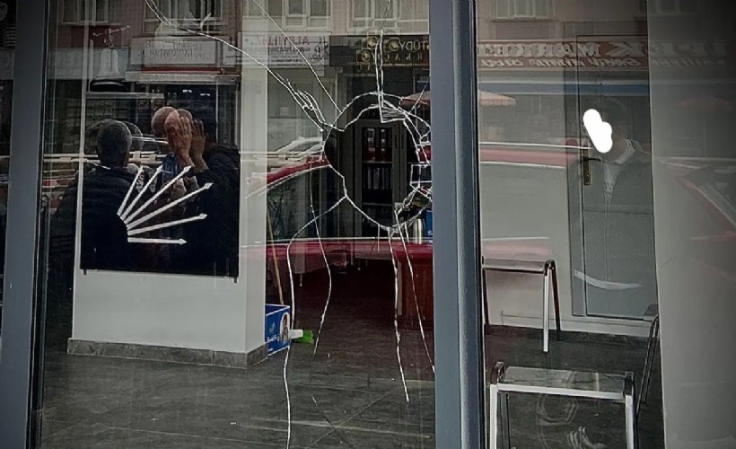 CHP'nin İlçe Başkanlığı'na saldırı! 'Ne korkarız ne geri çekiliriz'