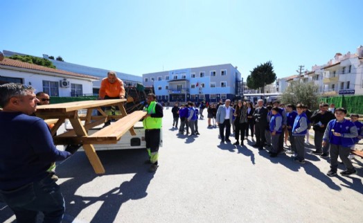 Çeşme Belediyesinden okullara sosyal alan desteği