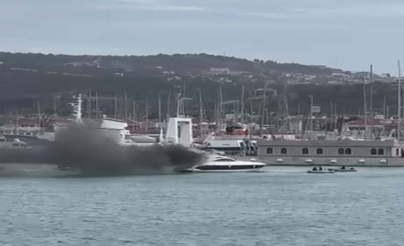 Çeşme'de motoryat yangını!