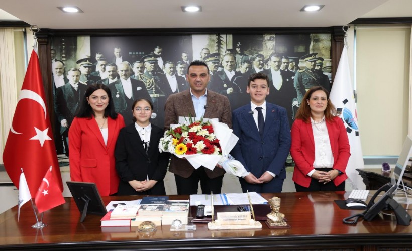 Çiğli’de 23 Nisan coşkusu: Başkan Yıldız koltuğunu üç miniğe emanet etti