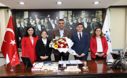 Çiğli'de 23 Nisan coşkusu: Başkan Yıldız koltuğunu üç miniğe emanet etti