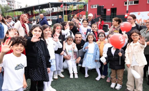 Çiğli'de 23 Nisan coşkusu: Minikler bayramı doyasıya kutladı