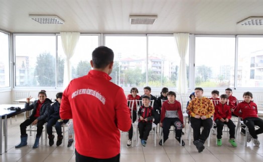 Çiğli'de geleceğin futbolcuları bilimsel ve çok yönlü yetişiyor