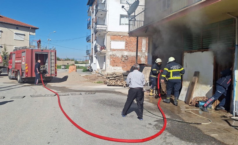 Depo yangını büyümeden söndürüldü