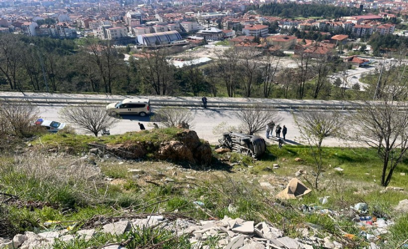 El freni çekilmeyen otomobil şarampole yuvarlandı