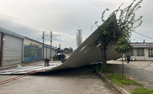 Fırtına çatıyı devirdi: Faciaya kıl payı!
