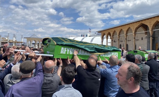 Halı silkme kavgasında öldürülen yaşlı çift toprağa verildi