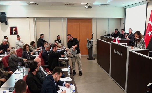 İstifa depremi sonrası Karşıyaka Meclisi’nde kartlar yeniden dağıtıldı!