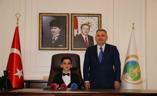 İzmir Valisi Elban, makamını 4'üncü sınıf öğrencisi Can'a devretti