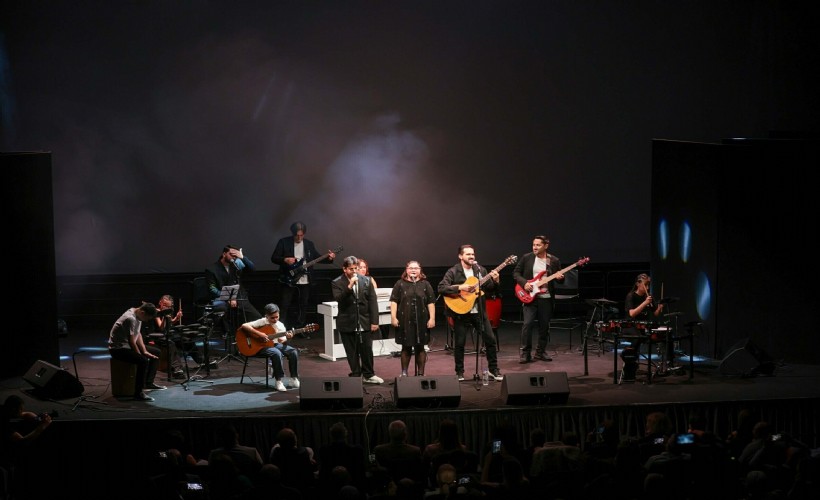 İzmir'de 'Sıradışı Çocuklar Orkestrası izleyenleri büyüledi