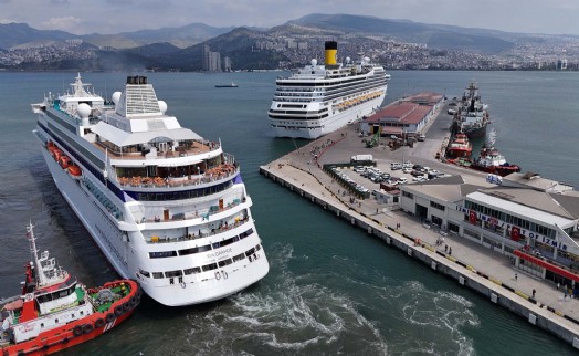 İzmir'de çifte kruvaziyer sevinci: 3 bin 500 turist geldi