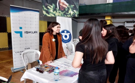 İzmir'de öğrenciler iş dünyasıyla buluştu: İstihdam fuarına yoğun ilgi