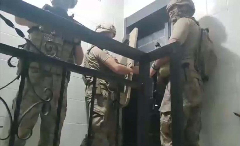 İzmir'de okullara yönelik tehdit operasyonu: 25'i çocuk 30 gözaltı