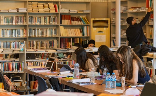 İzmir'in kütüphaneleri gençlere iyi geldi