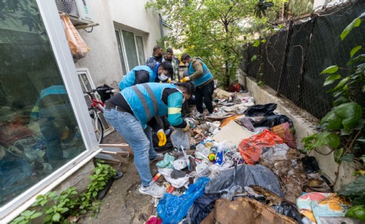 Karşıyaka Belediyesi'nden çöp eve müdahale: 3 ton atık çıkarıldı