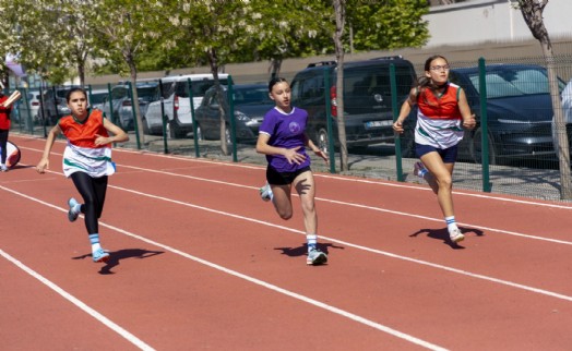 Karşıyaka'da 23 Nisan coşkusu atletizm pistine taşındı