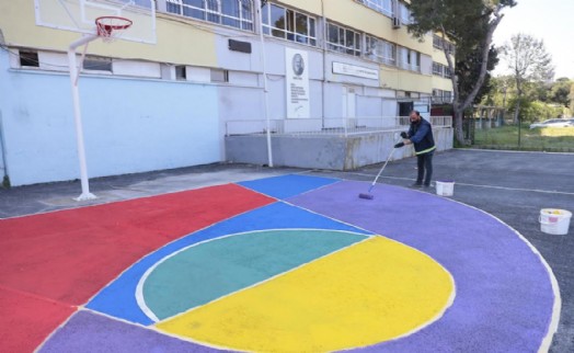 Konak'ta ‘renkli dokunuş' okul bahçelerine de geldi