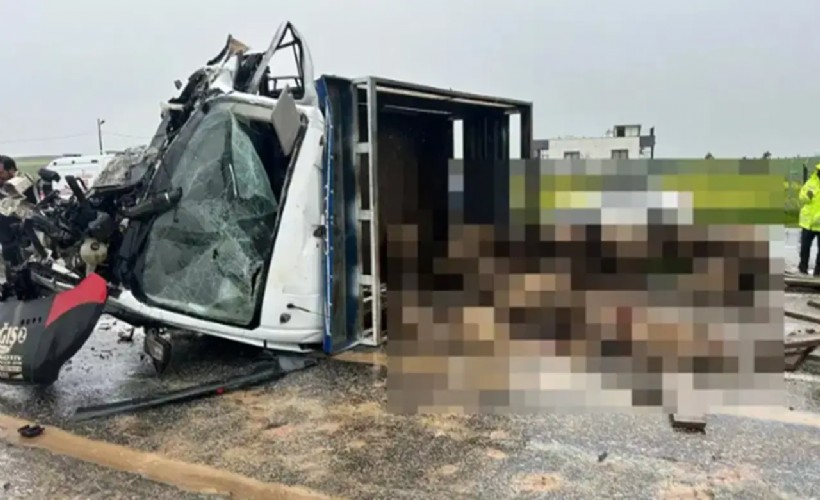 Koyun yüklü kamyonet ile otomobil çarpıştı: 2 kişi öldü, 3 yaralı var