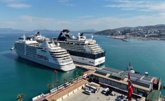 Kuşadası'na iki kruvaziyer birden geldi