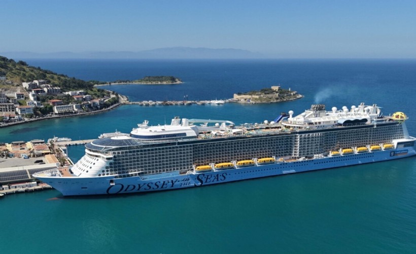 Kuşadası'na kruvaziyerle 4 bin 600 turist geldi