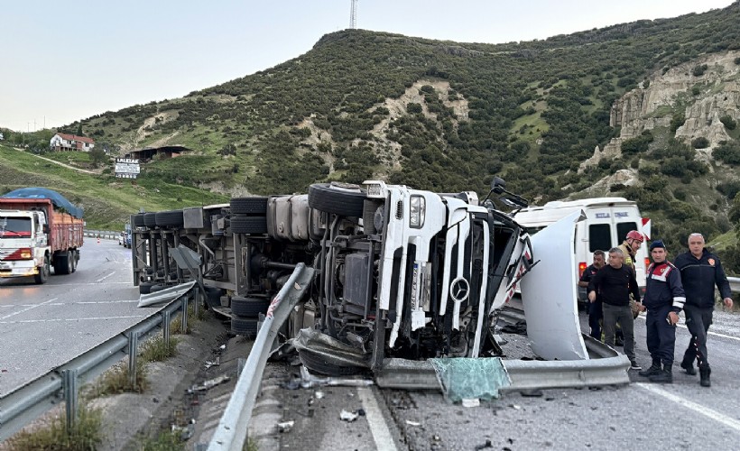 Manisa'da devrilen TIR'ın sürücüsü yaralandı; ulaşımda aksama yaşandı