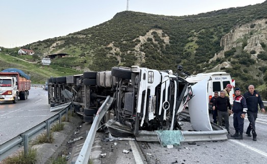 Manisa’da devrilen TIR’ın sürücüsü yaralandı; ulaşımda aksama yaşandı