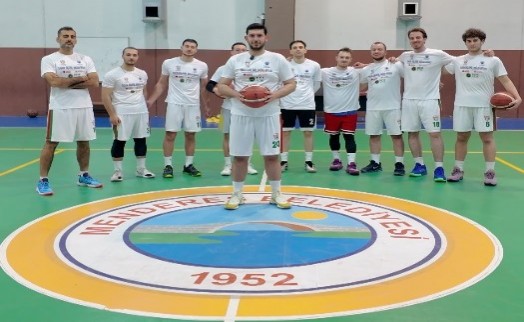 Menderes Belediyesi basketbol takımından dikkat çeken hareket