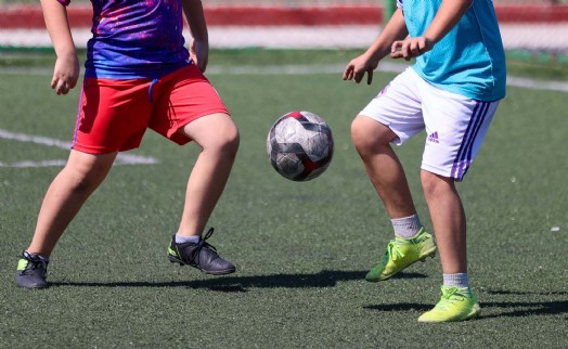 Menderes'te minik kramponlar sahaya çıkıyor