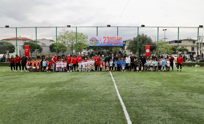 Menderes’te minik kramponlar sahaya çıktı
