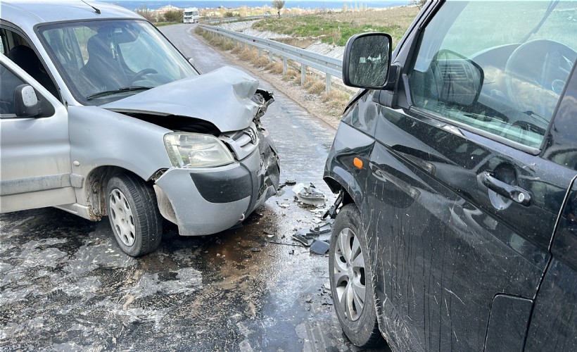 Minibüs ile hafif ticari araç kafa kafaya çarpıştı; 2 yaralı