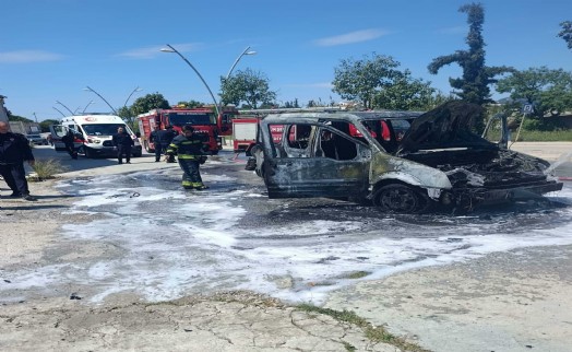 Park halindeki araç alev alev yandı