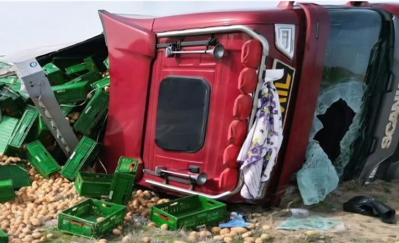 Patates yüklü TIR devrildi: 3 yaralı