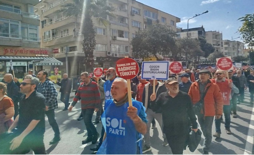 SOL Parti, İzmir'de 'Laik, Demokratik, Bağımsız Türkiye' yürüyüşü düzenledi