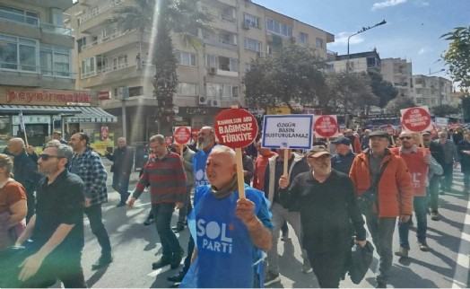 SOL Parti, İzmir'de 'Laik, Demokratik, Bağımsız Türkiye' yürüyüşü düzenledi