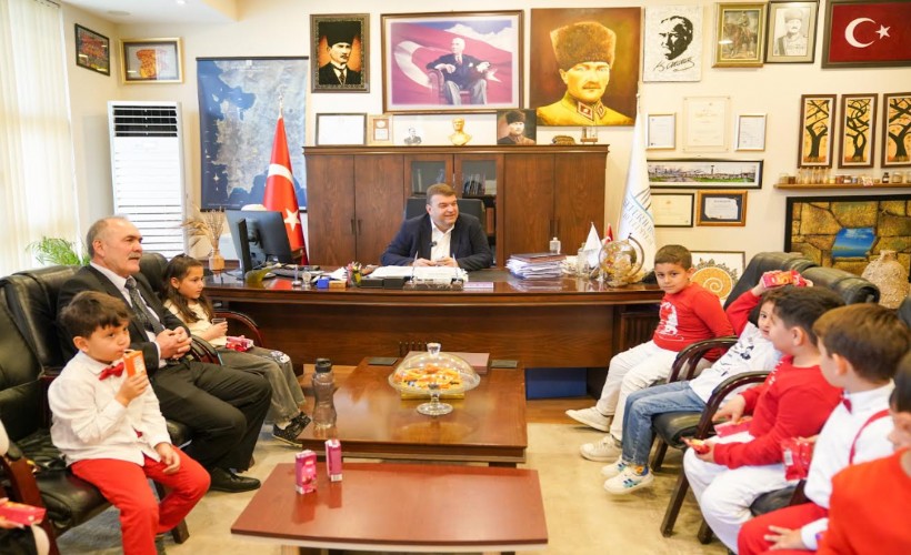 Seferihisar’da 23 Nisan coşkusu: Başkanlık koltuğu çocuklara emanet