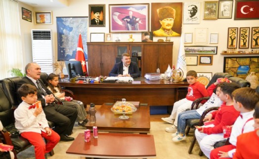 Seferihisar'da 23 Nisan coşkusu: Başkanlık koltuğu çocuklara emanet