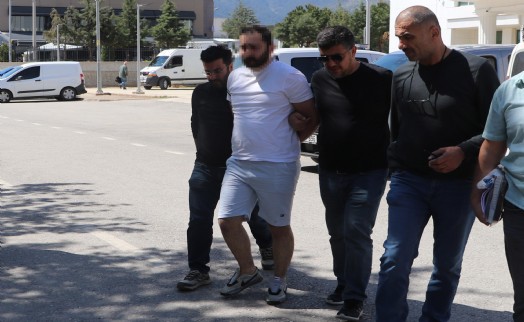 Sevgilisinin eski eşini sırtından üç bıçak darbesiyle öldürdü