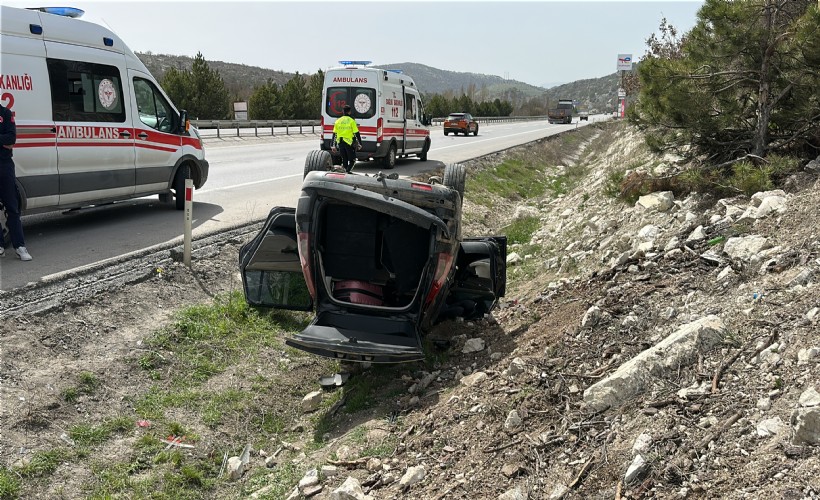 Takla atan otomobilde 2’si çocuk 4 kişi yaralandı