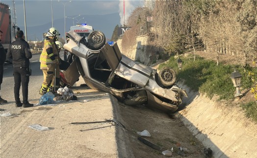 Takla atan otomobildeki 5 kişi yaralandı
