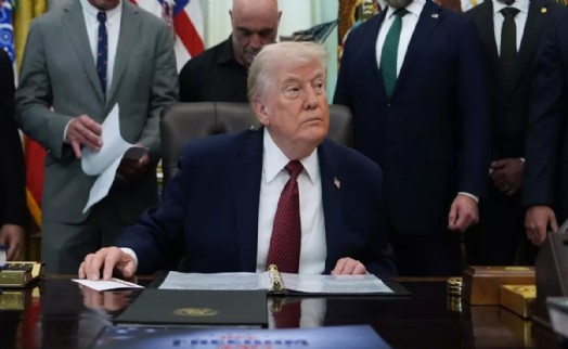 Trump duyurdu: ABD, İran'ın gemisini vurdu!