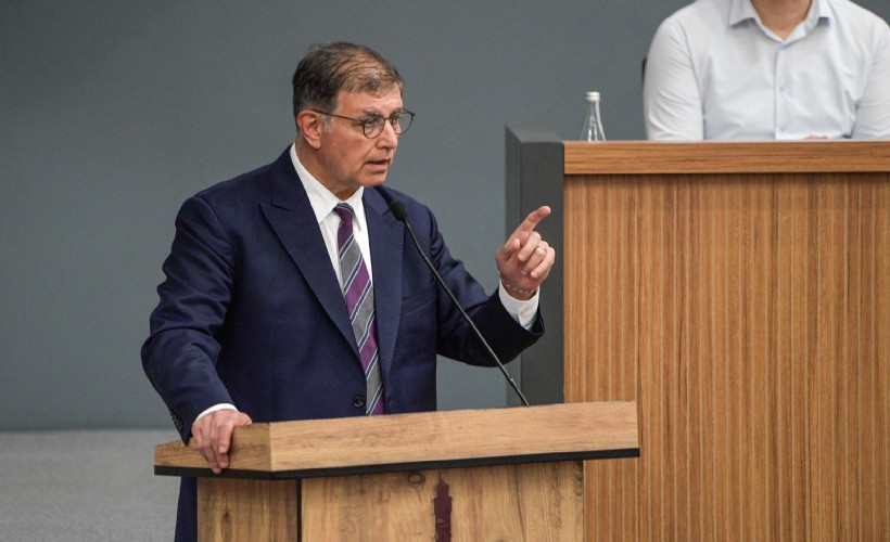 Tugay açtı ağzını yumdu gözünü: Meclis üyeleri ayakta alkışladı! Çankırı’yı hedef aldı: Vekiliniz insanların üzüntüsünü istismar ediyor