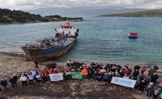 Urla'da çevre mücadelesi kazandı: Hurda gemi koyu terk ediyor!