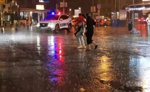 20 dakikalık sağanak İzmir'i vurdu!
