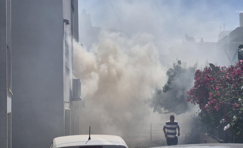 3 katlı binada yangın; çatıda mahsur kalan 2 kadın kurtarıldı