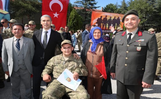 47 engelli 1 günlüğüne asker oldu