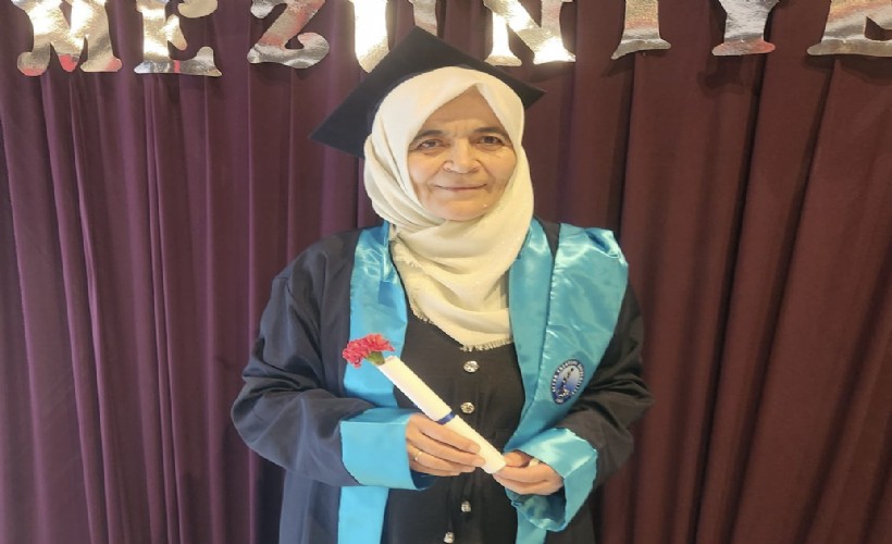 65 yaşında üniversiteden mezuniyet sevinci yaşadı