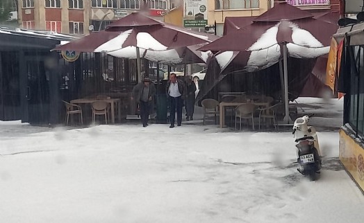 Afyon'da yağmur ve dolu yaşamı olumsuz etkiledi